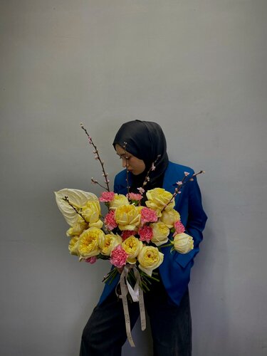 Изображение товара Букет живых цветов NURA FLOWERS, пионовидные розы 9, гвоздика цветная 7, антуриум 1, 50 см.