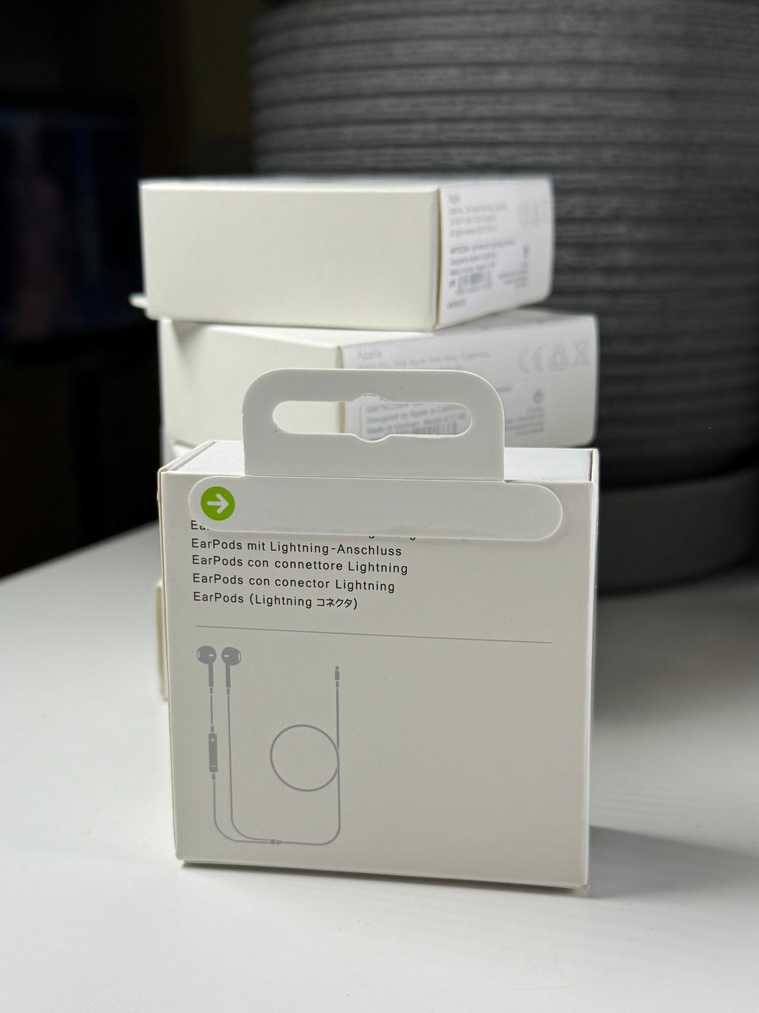 Наушники проводные вкладыши Apple EarPods белые c прямым разъемом Lighting — фото 1