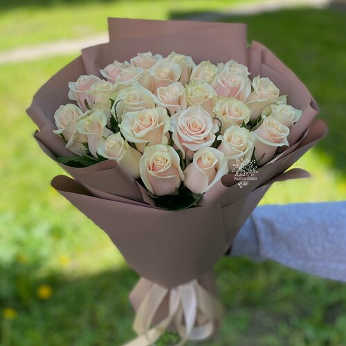 Изображение товара Букет цветов из 25 кремовых роз дизайнерской упаковке / Радуга Букет