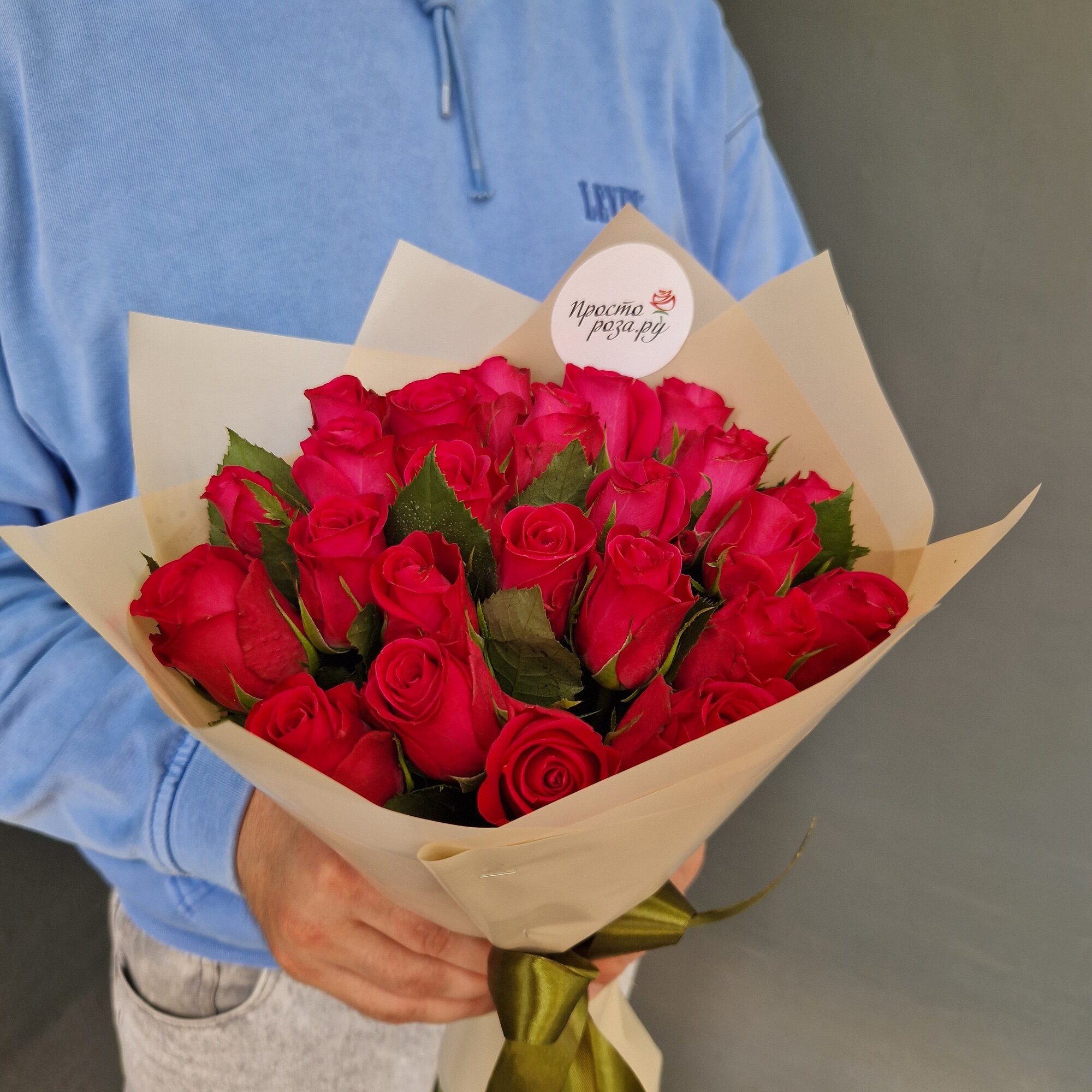 Розы Кения 27 шт красные в кремовой упаковке 37 см (на фото 25 шт)арт.12644