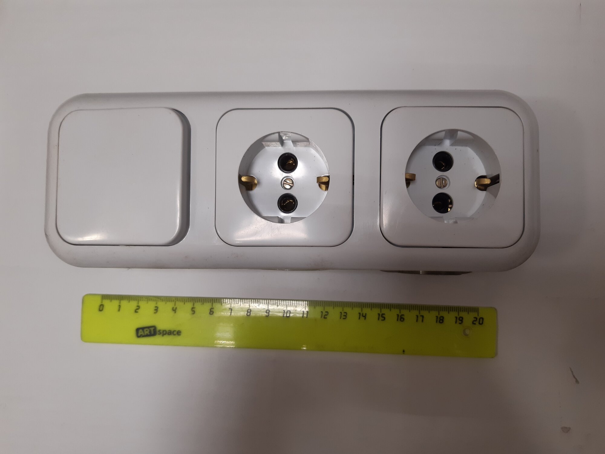 Блок 1-выключатель, 2-розетки с заземлением — фото 1