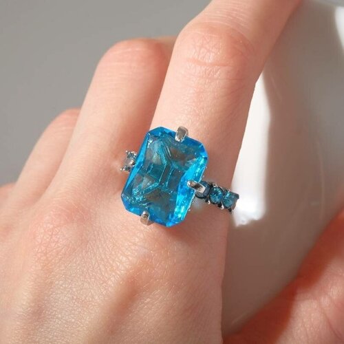 Кольцо незамкнутое женское с камнями - Драгоценность, цвет голубой с серебристым, 1 шт.