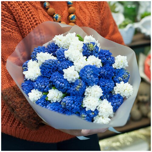 Букет цветов "Синие и белые гиацинты"