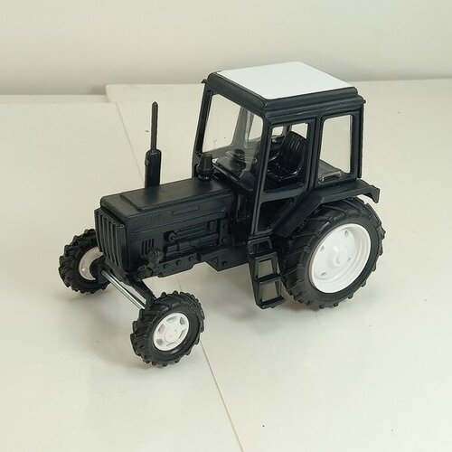 Масштабная модель МОМ Трактор МТЗ-82 (пластик) двух цветный, черный/белый, 1:43