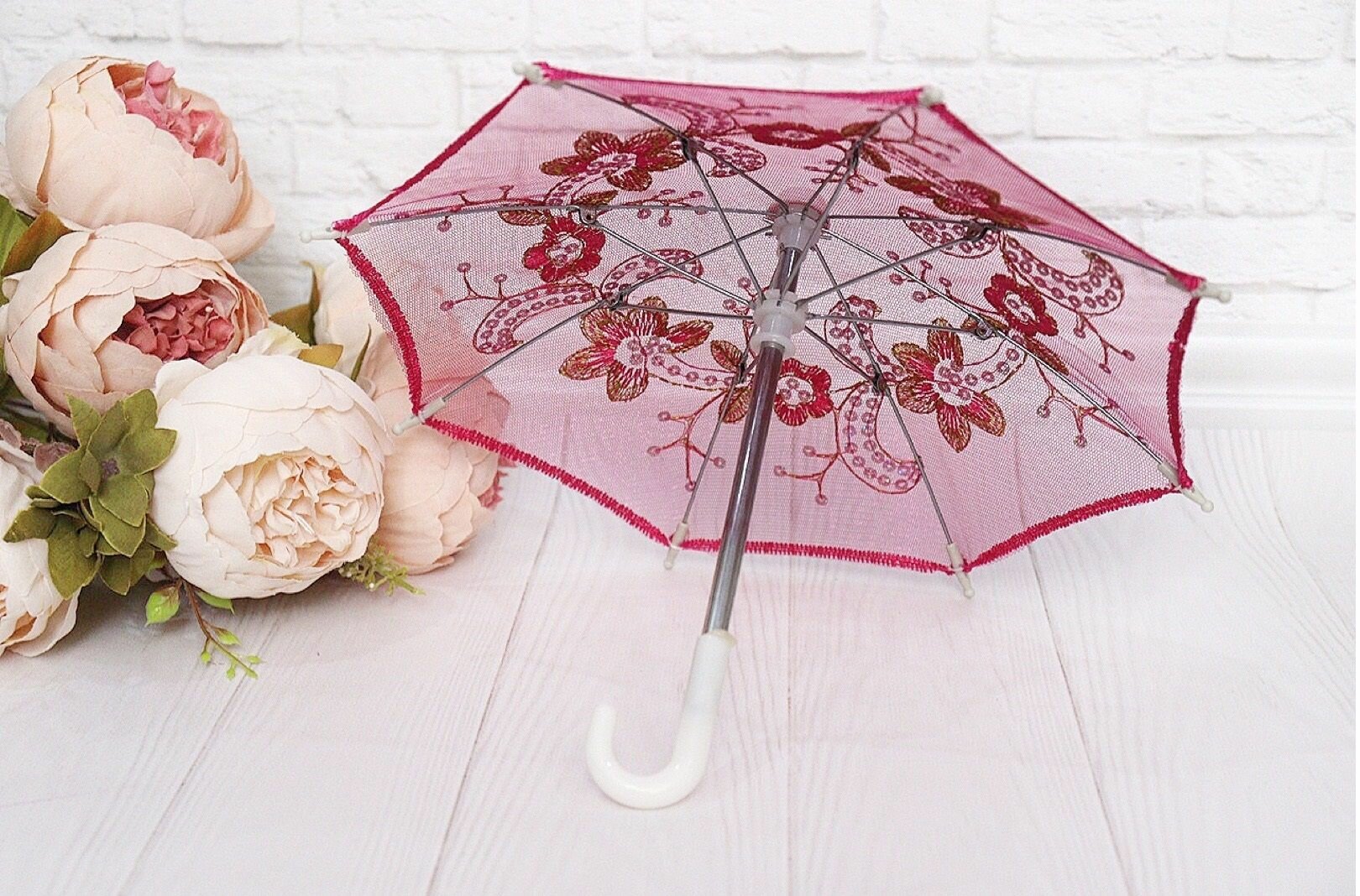 Реалистичный зонтик с вышивкой и пайетками для кукол, длина 21 см, фуксия