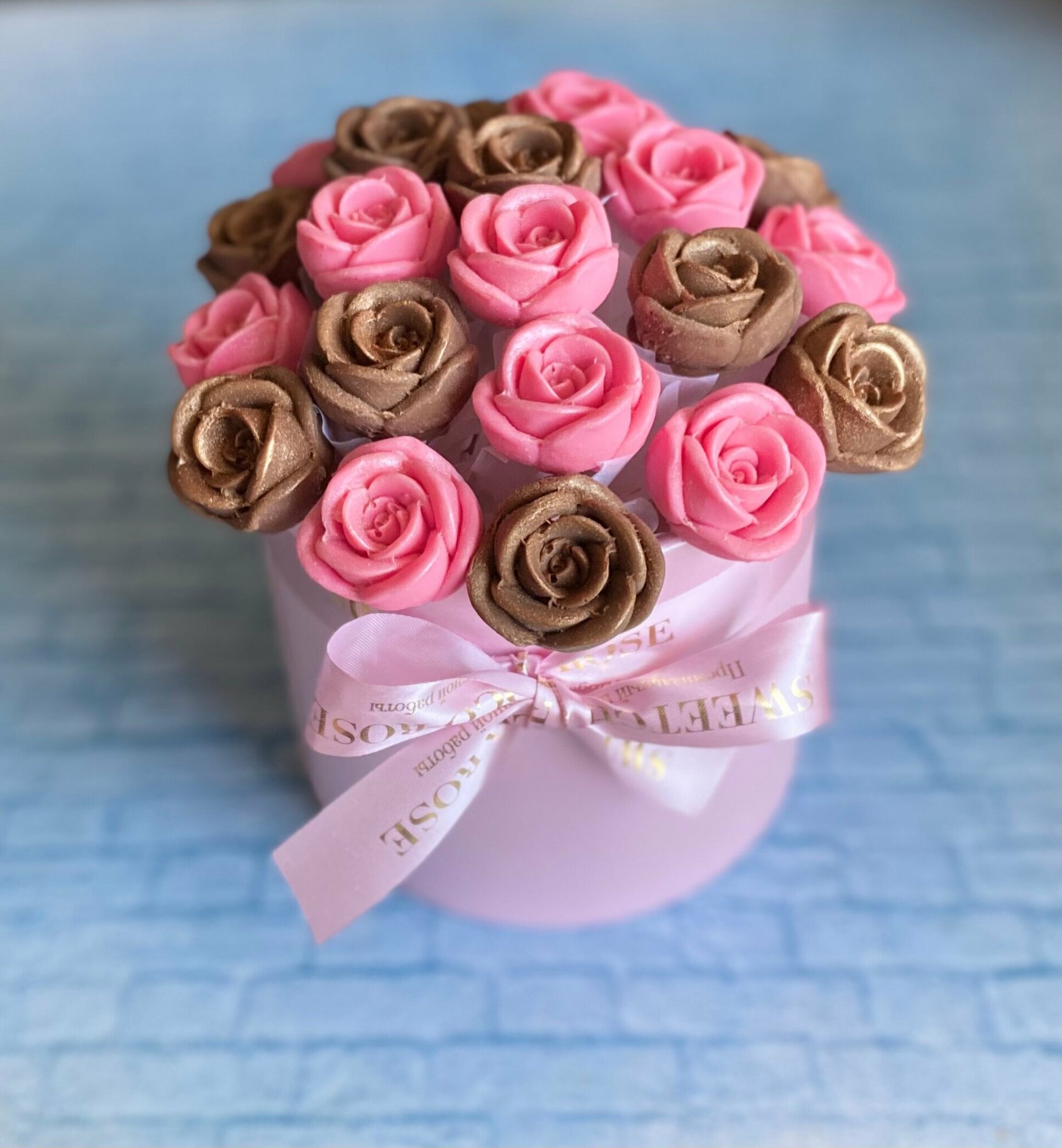 Букет роз из бельгийского шоколада шляпной коробке, белый и молочный шоколад