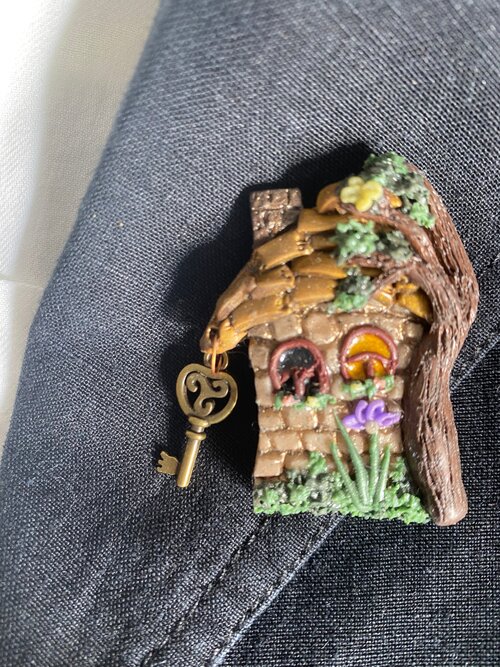 Брошь авторская женская Домик с золотистой крышей ручной работы, домик с ключиком