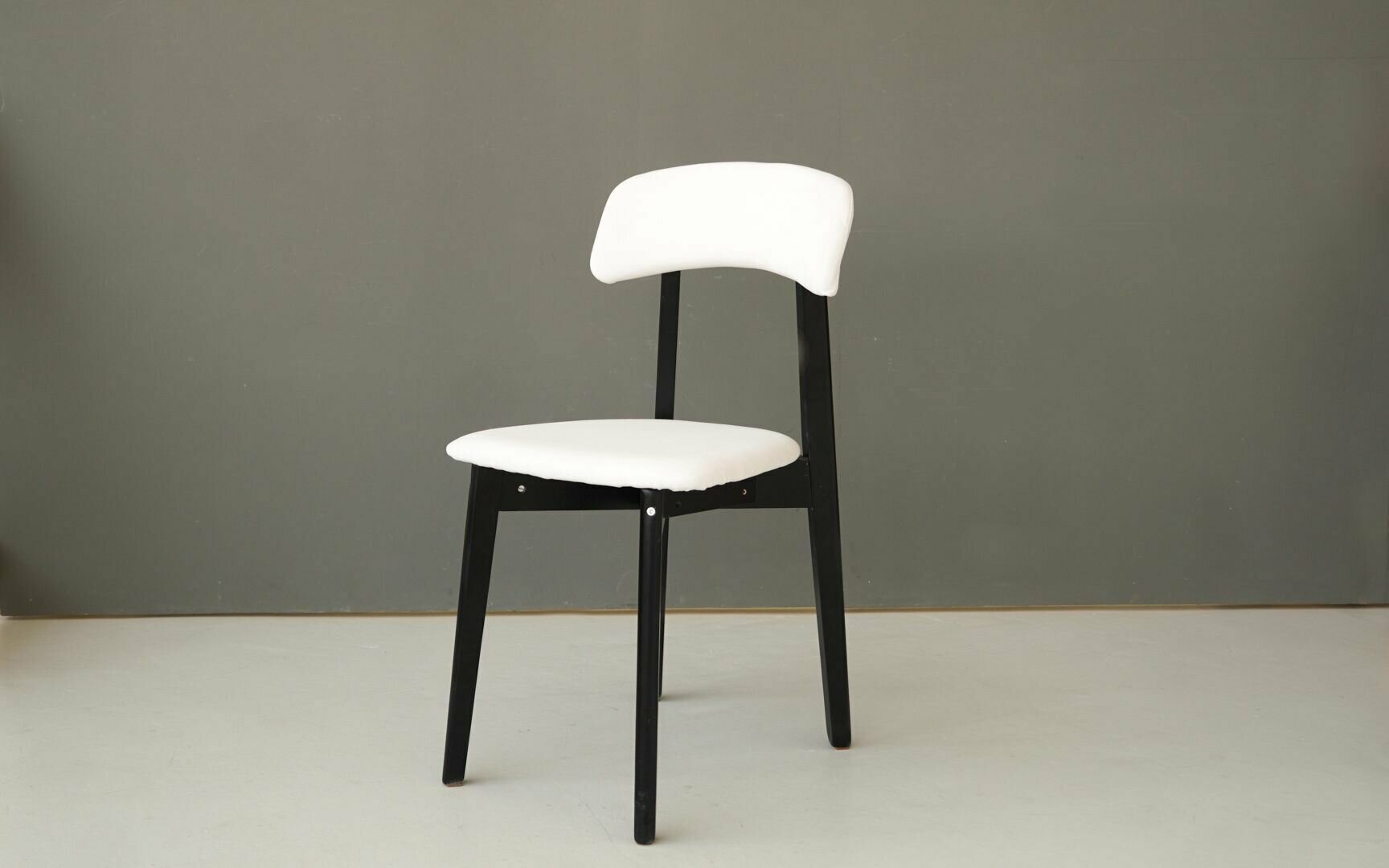 Мягкий кухонный стул бинго, белый с чёрными ножками - фотография № 1