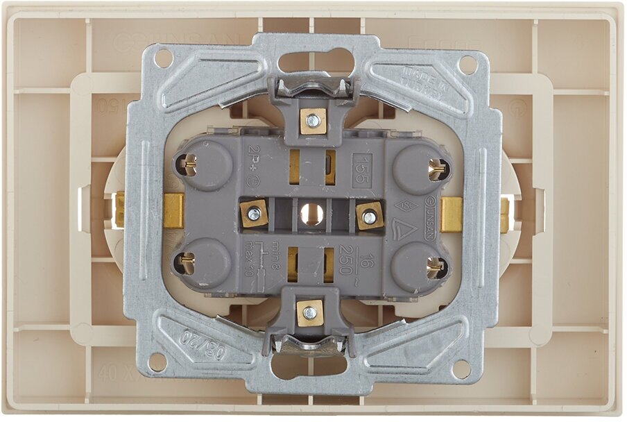 Розетка с рамкой GUNSAN Eqona 16401200-100150 двойная скрытая установка бежевая с заземлением IP20 - фотография № 3
