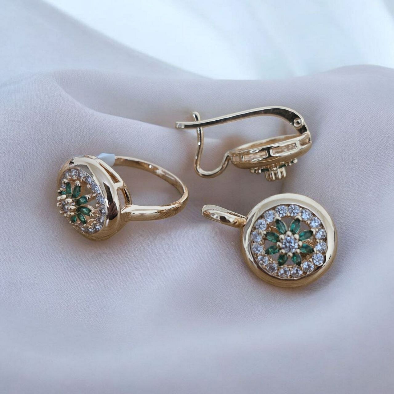 Комплект бижутерии: серьги, кольцо, фианит