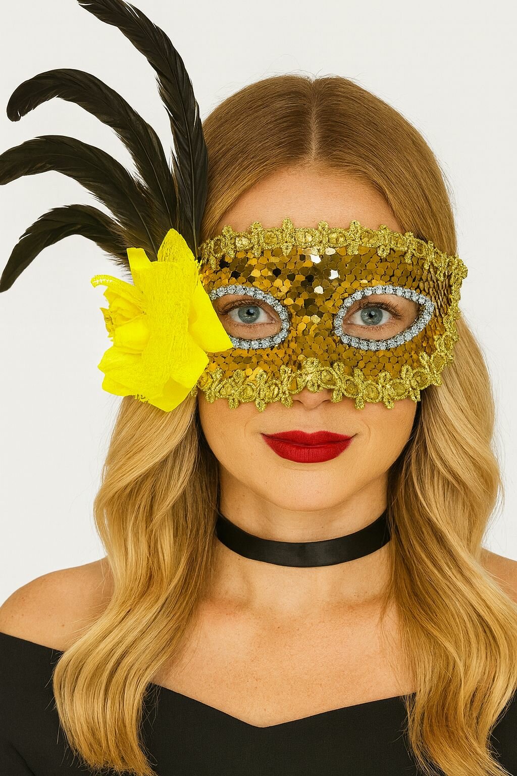 Карнавальная маска с декоративными перьями и объемным цветком, золотистая.