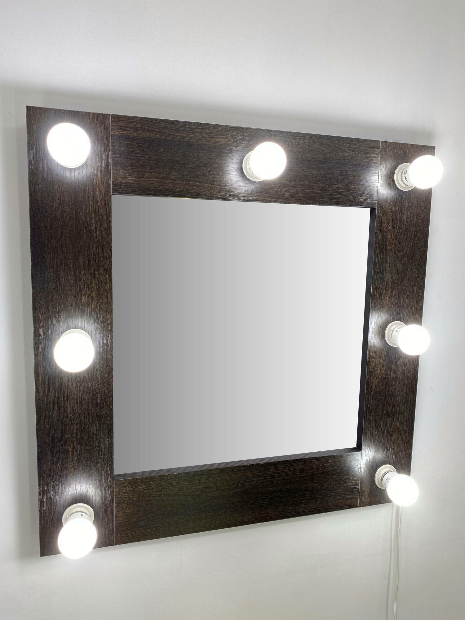 Гримерное зеркало BeautyUp 60/60 с комплектом лампочек цвет "Венге" - фотография № 1