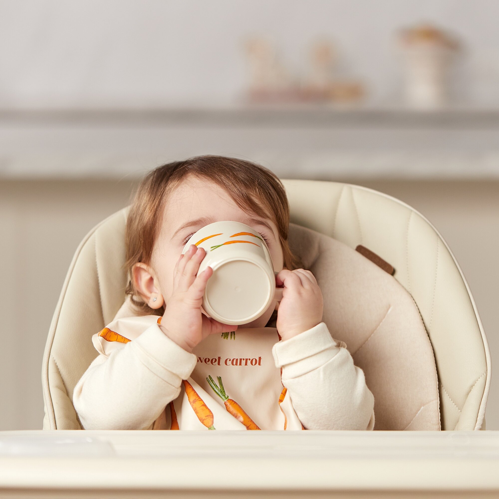 15006, Кружка детская ударопрочная Happy Baby в цветочек пластиковая, чашка, посуда детская, с морковками, бежевая, 200мл