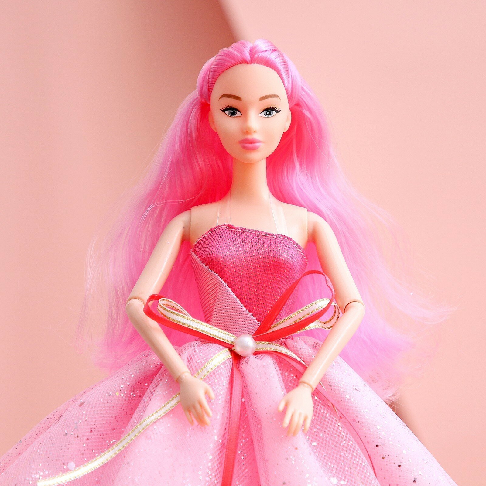 Кукла-модель «Нежные мечты» с розовыми волосами - фотография № 4