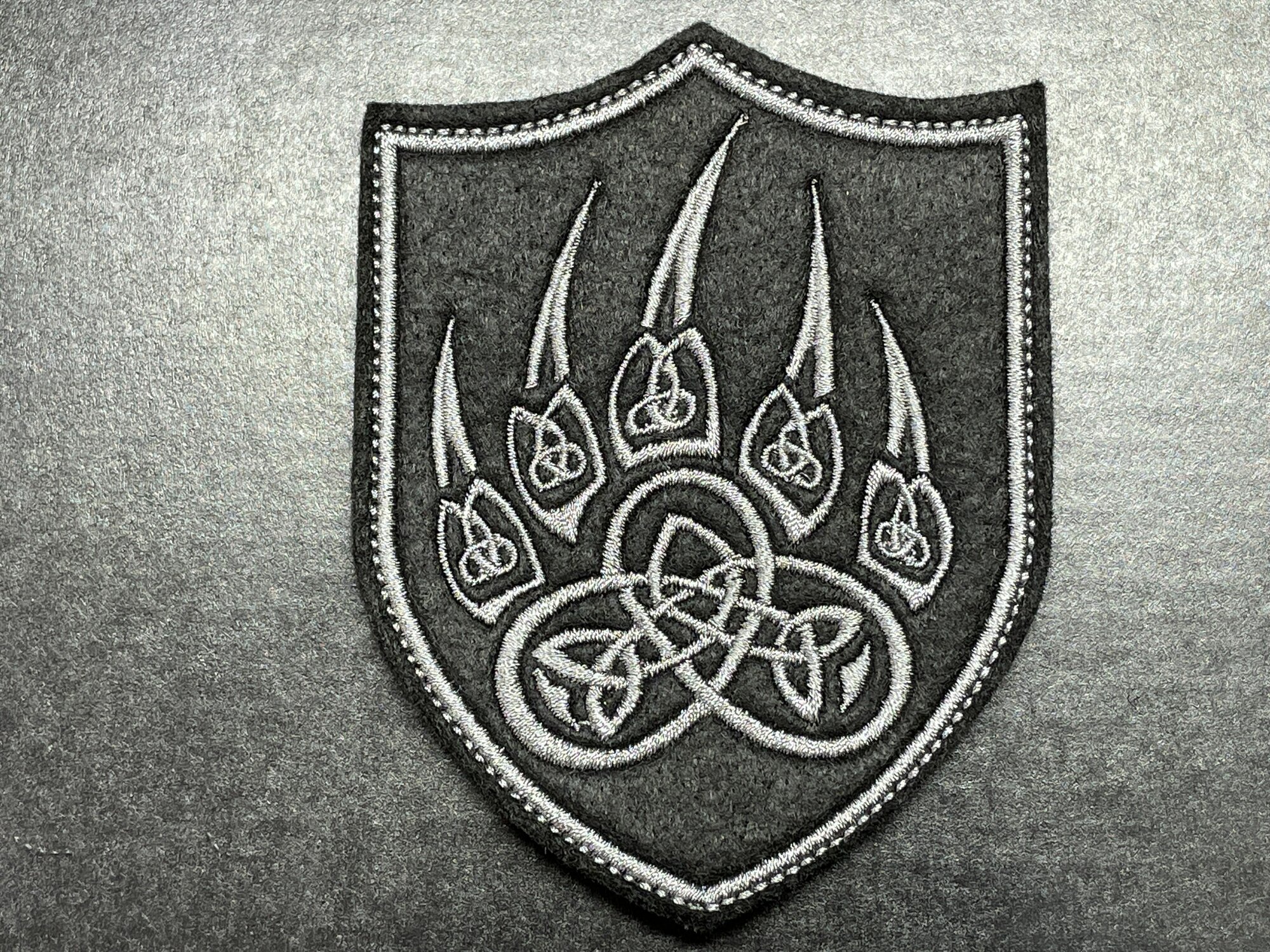 Нашивка славянский символ Печать Велеса лапа 8*10,5 см серая без липучки