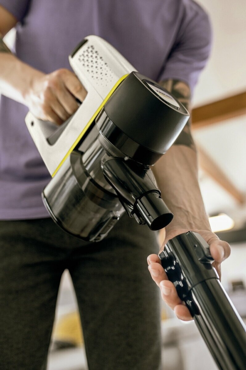 Аккумуляторный пылесос Karcher VC 4 Cordless Premium 1.198-640.0 - фотография № 17