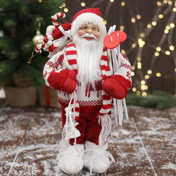 Дед Мороз в вязаном костюме с лыжами и мешком 30 см 3555418 .