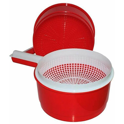 Сыродельница D 19 см H 11 см малый размер состоит из двух емкостей в виде - дуршлага с симметричными прямоугольными отверстиями для оттока молочной сыворотки и ковша для сбора жидкости пластик в её составе безопасен для пищевых продуктов 802₽