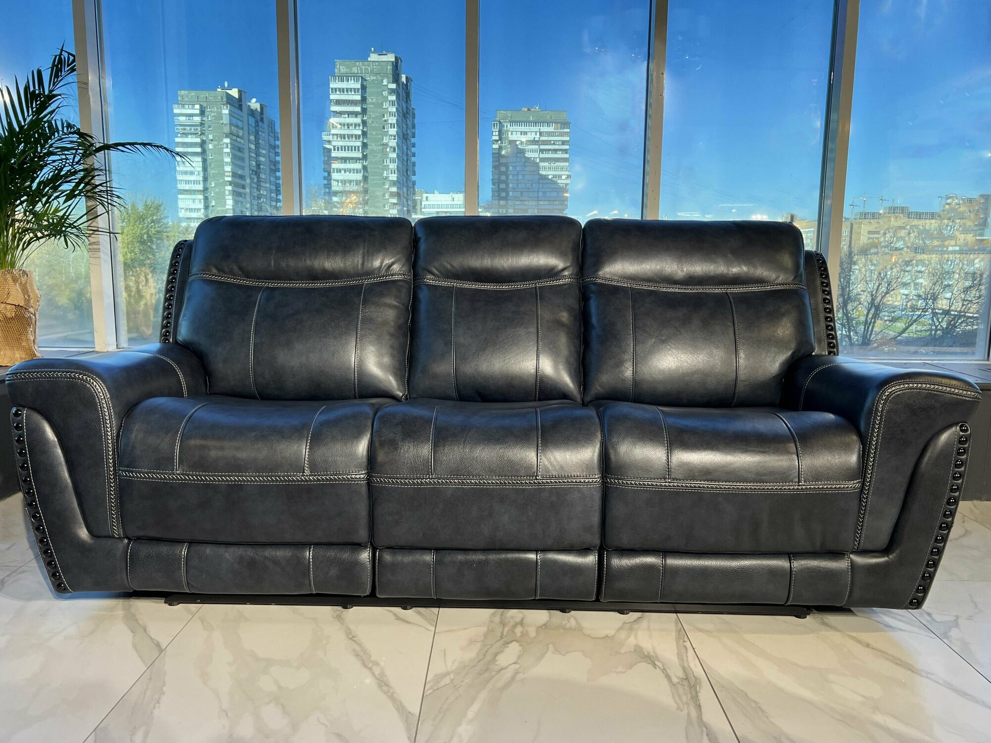 фото Диван натуральная кожа и ткань механизм реклайнер