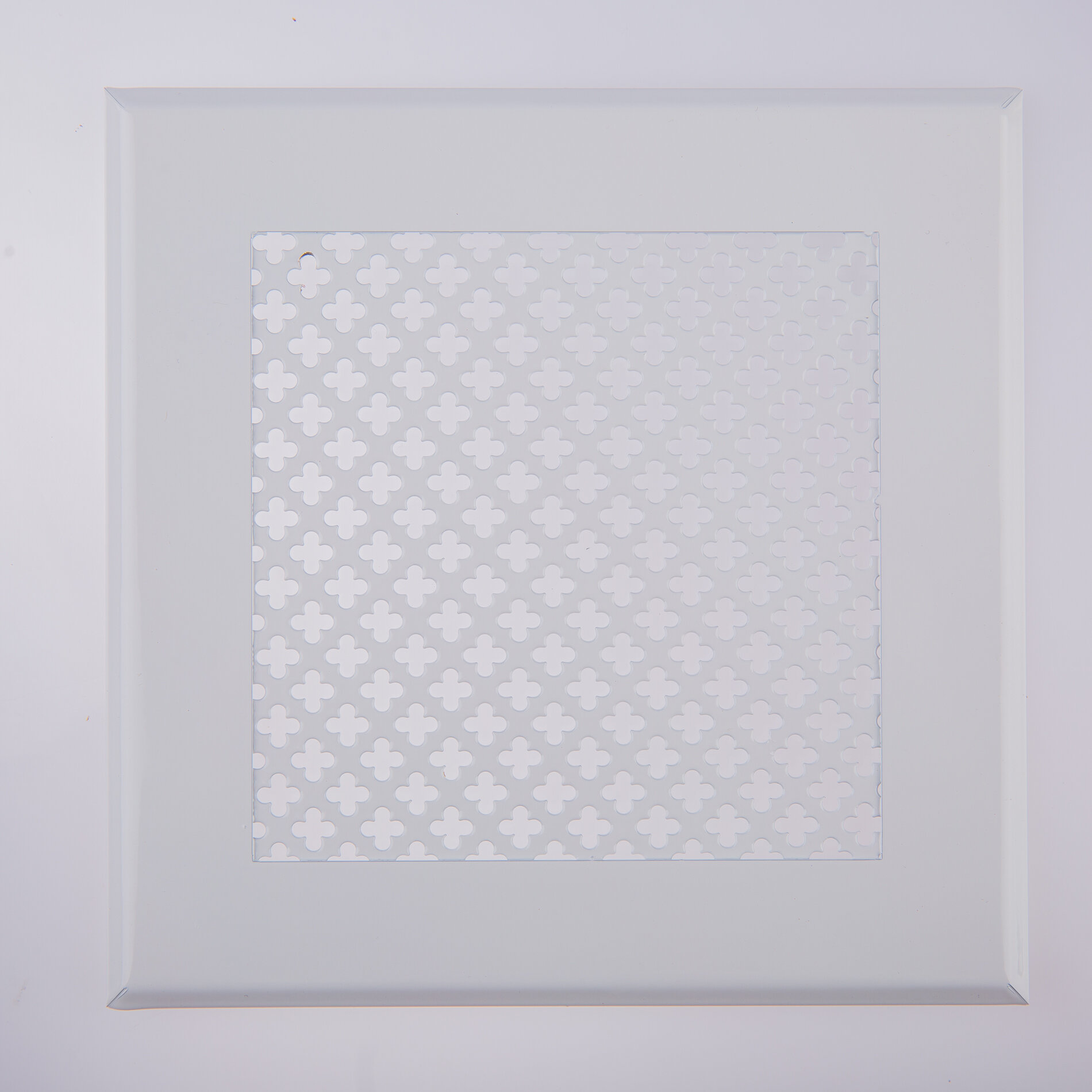 Вентиляционная решетка металлическая на магнитах 100х100мм, тип перфорации цветок, белый RAL 9016