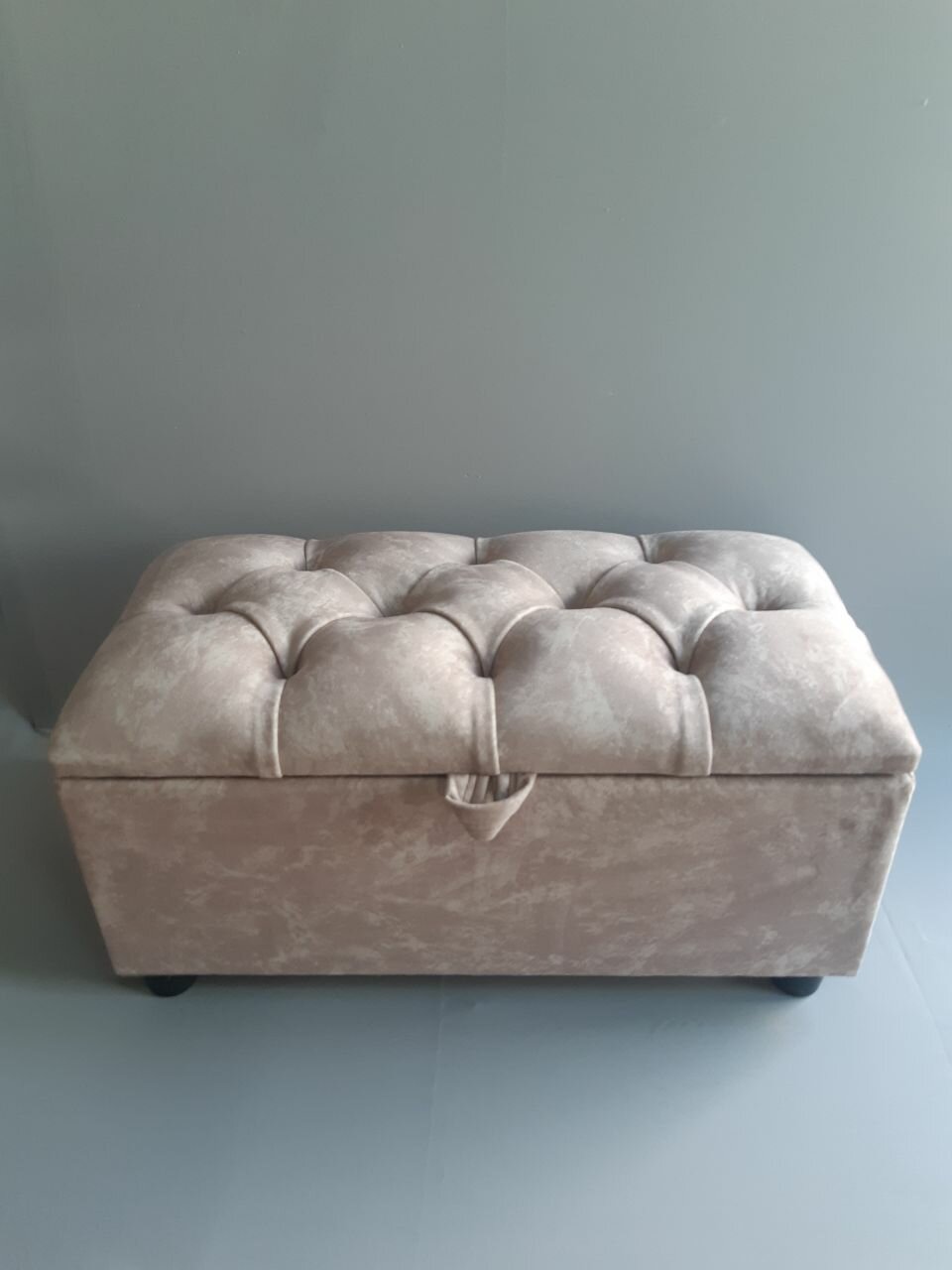 фото Пуф с коробом для хранения с каретной стяжкой с ножками, пуфик с ящиком, банкетка , Amvi, износостойкий велюр