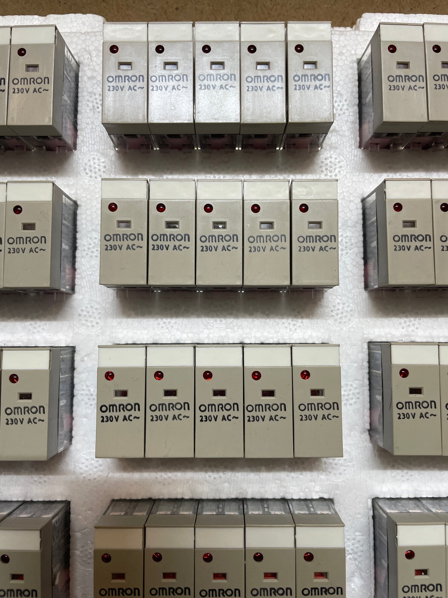 Электромагнитное миниатюрное реле OMRON G2R-2-SN 230AC(S) — для коммутации электрических цепей.