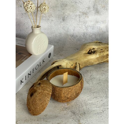 Свеча ароматическая в кокосе 