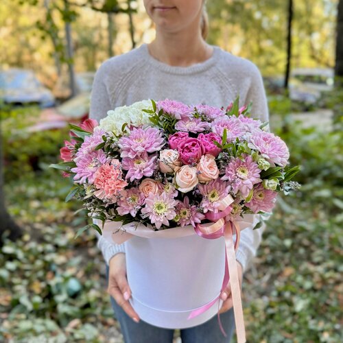 Изображение товара Цветочная композиция "Мэри XL", 15 видов цветов, 35 см, в шляпной коробке