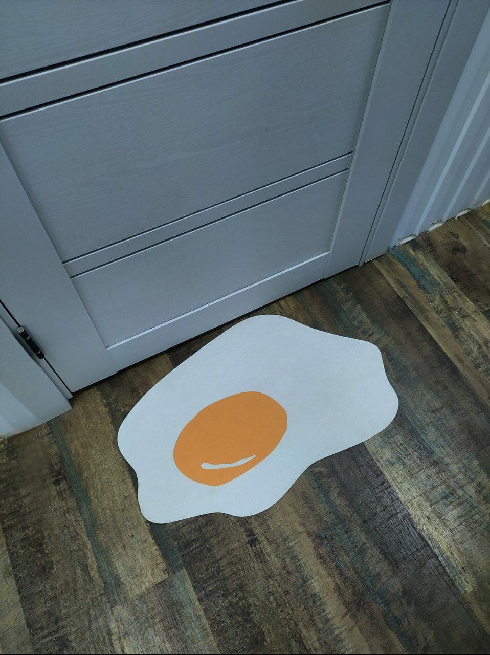 Быстросохнущий противоскользящий коврик, бело-желтый, размер 43х68 см. / Диатомитовый коврик яичница — фото 1