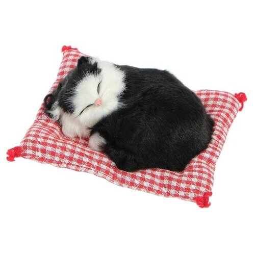 фото Игрушка на панель авто, кошка на подушке, черно-белый окрас 4515452 сима-ленд