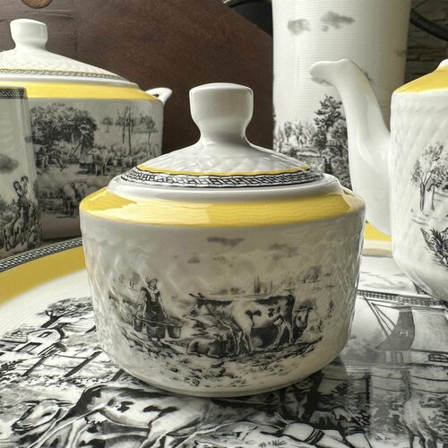 Сахарница с крышкой рифлёная фарфоровая Вилладж 1683₽