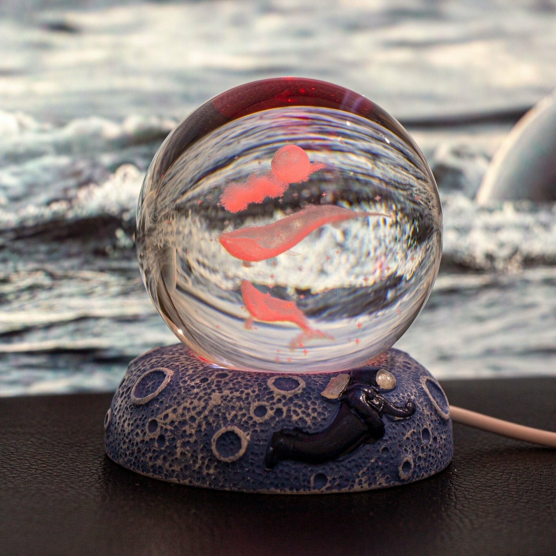 Светильник ночник стеклянный декоративный шар 6 см киты морская тематика радужный перелив цветов - фотография № 9