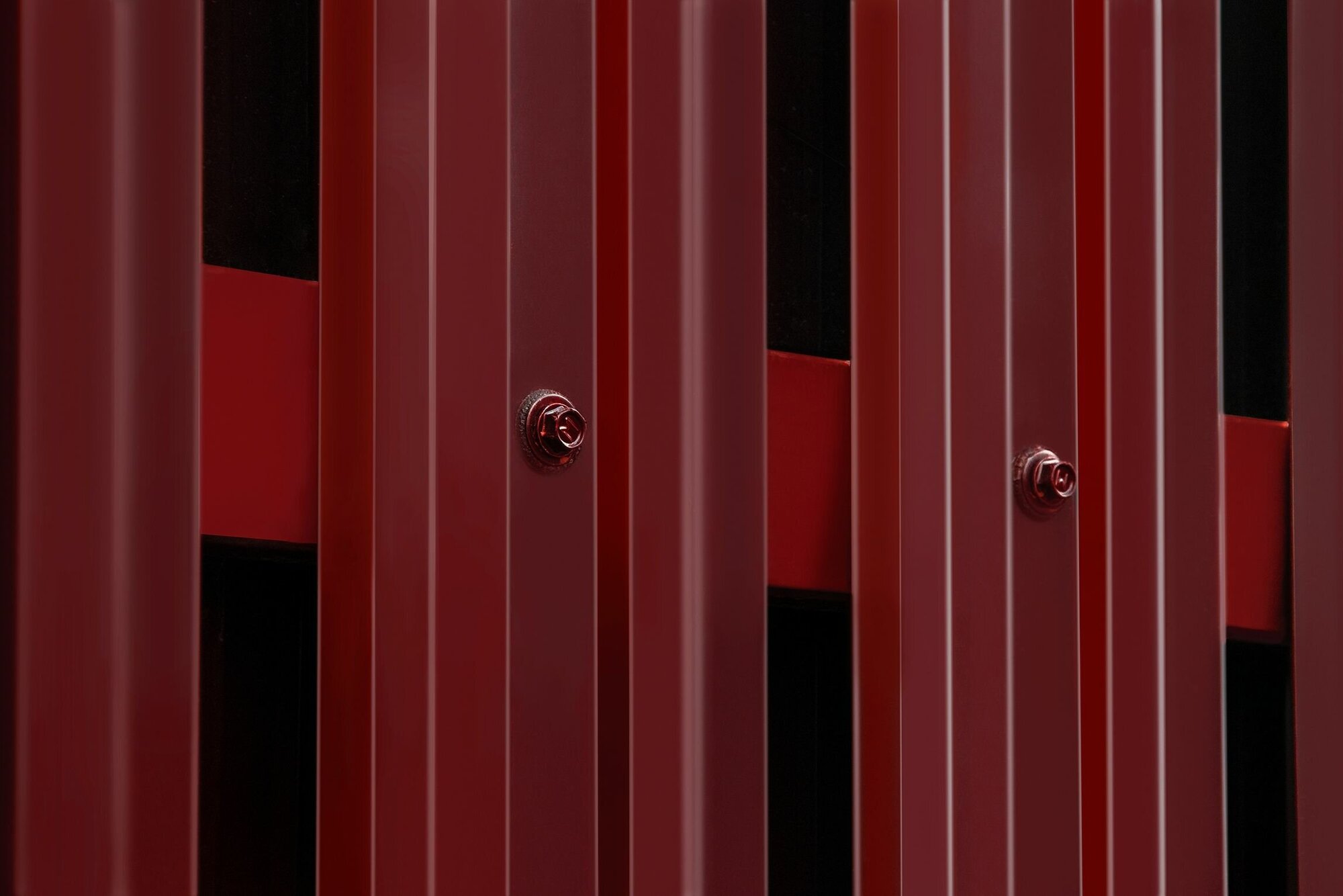 Штакетник металлический М-образный(односторонний окрас ,цвет красный,RAL-3011,высота 1м.,ширина планки 110мм.,10 шт. - фотография № 5