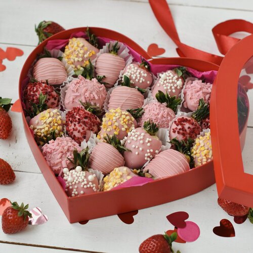 Изображение товара New! Клубника в клубничном шоколаде, на 8 марта , 18-25 шт с сублимированными манго и малиной, вкусный и красивый подарок