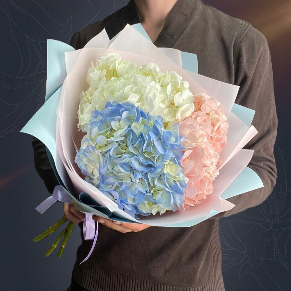 Классический букет из 3 гортензий микс в матовой пленке от 2name Flowers