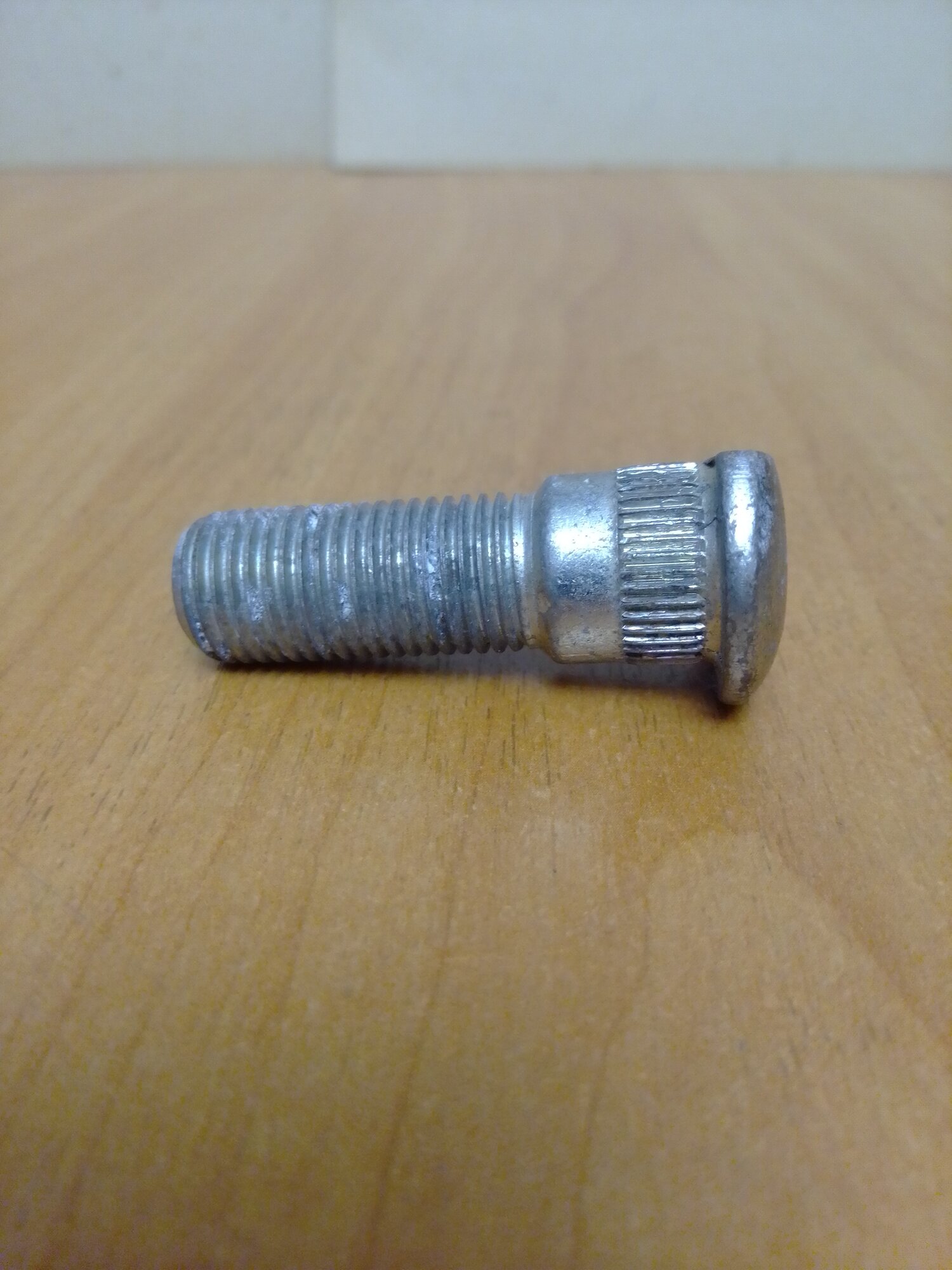 фото Шпилька (болт) колеса М14х1,5х45 для автомобилей ГАЗ-31029,3102, ГАЗ-24 (передние колёса); УАЗ Профи , УАЗ-3741,-3962,3909,3303,2206 , УАЗ Patriot 3163, УАЗ-3160, УАЗ-3151 (перед/зад),20-3103008-Б. Кр. Этна.