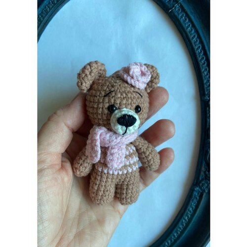 Мягкая вязаная игрушка мини Медведь в розовом