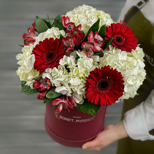 Изображение товара Композиция в шляпной коробке из гортензий, гербер и альстромерий