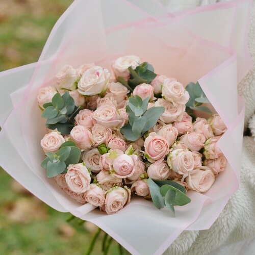 Изображение товара Букет из роз "Розовое облако» для девушки на день рождения из розовой кустовой розы, 7 шт