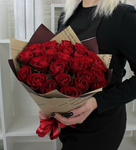 Изображение товара Монобукет THE FLOREAL красная роза 25 штук, высота 40 см, с бантом