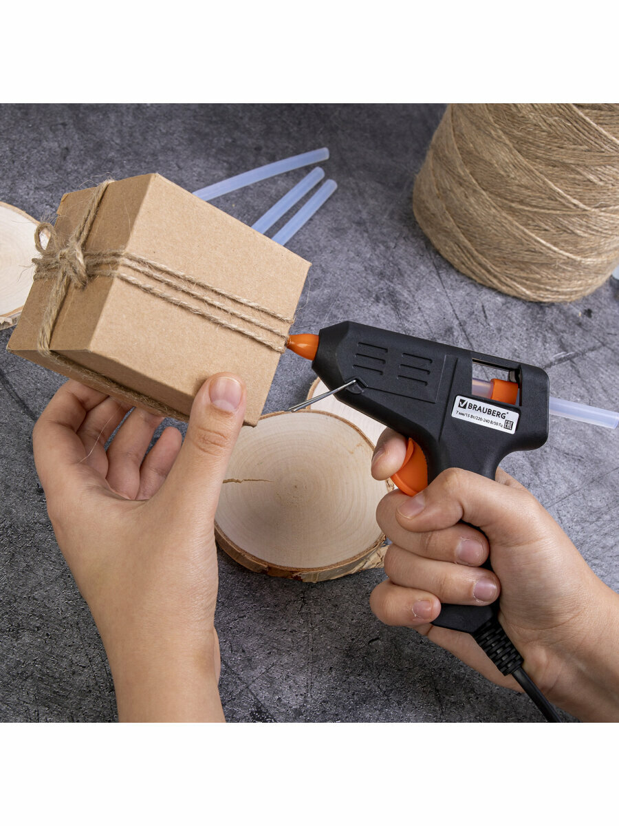 Процесс очистки сопла клеевого пистолета специальной насадкой