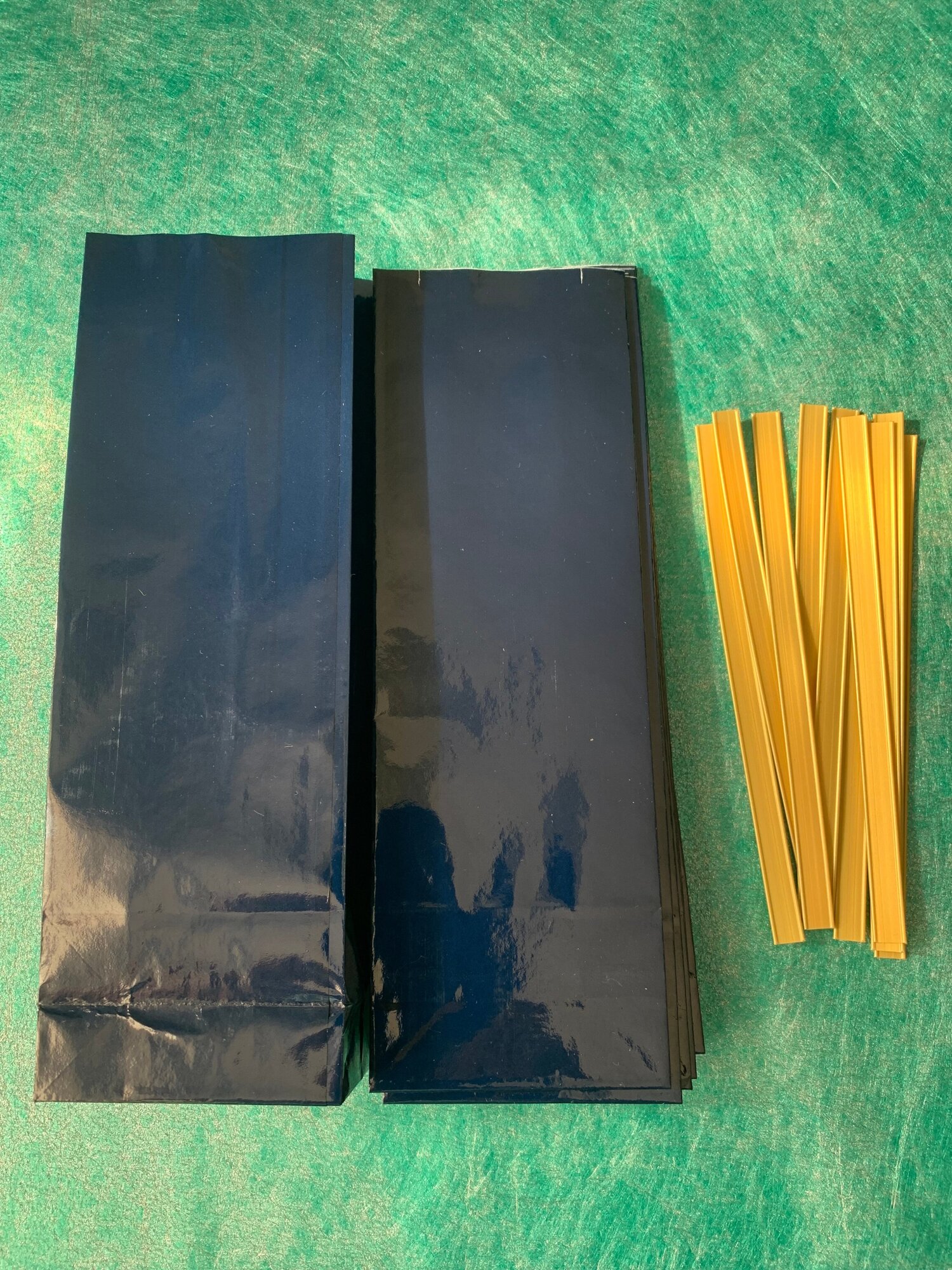 Пакет бумажный фасовочный с клипсами, глянцевый, синий, 7х4х19 см, 50 штук - фотография № 1