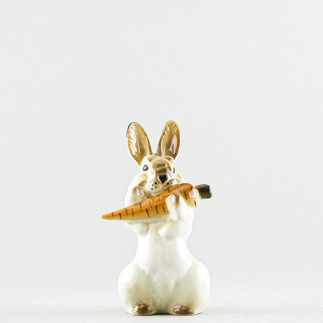 фото Скульптура Заяц с морковкой 3