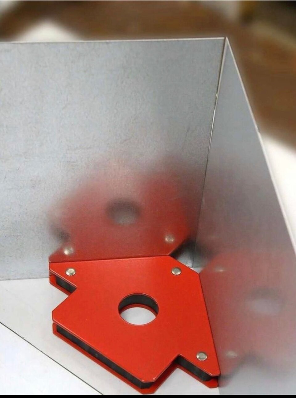Магнитные угольники для сварки 6  красный с ферритовым магнитом
