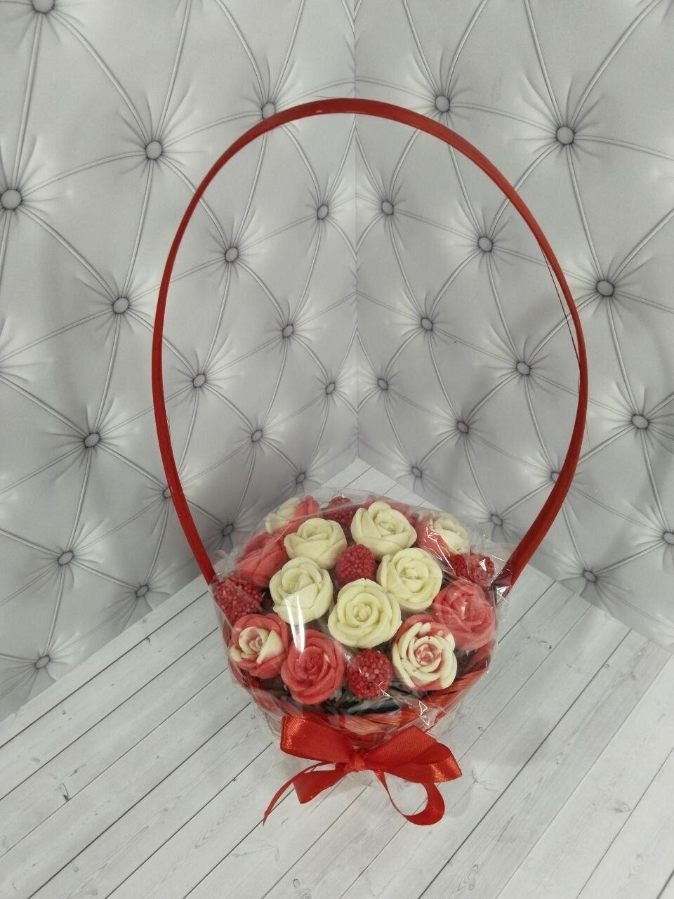 фото Ягодно - шоколадный букет из роз и малины мармелад. Красные , белые , в корзине