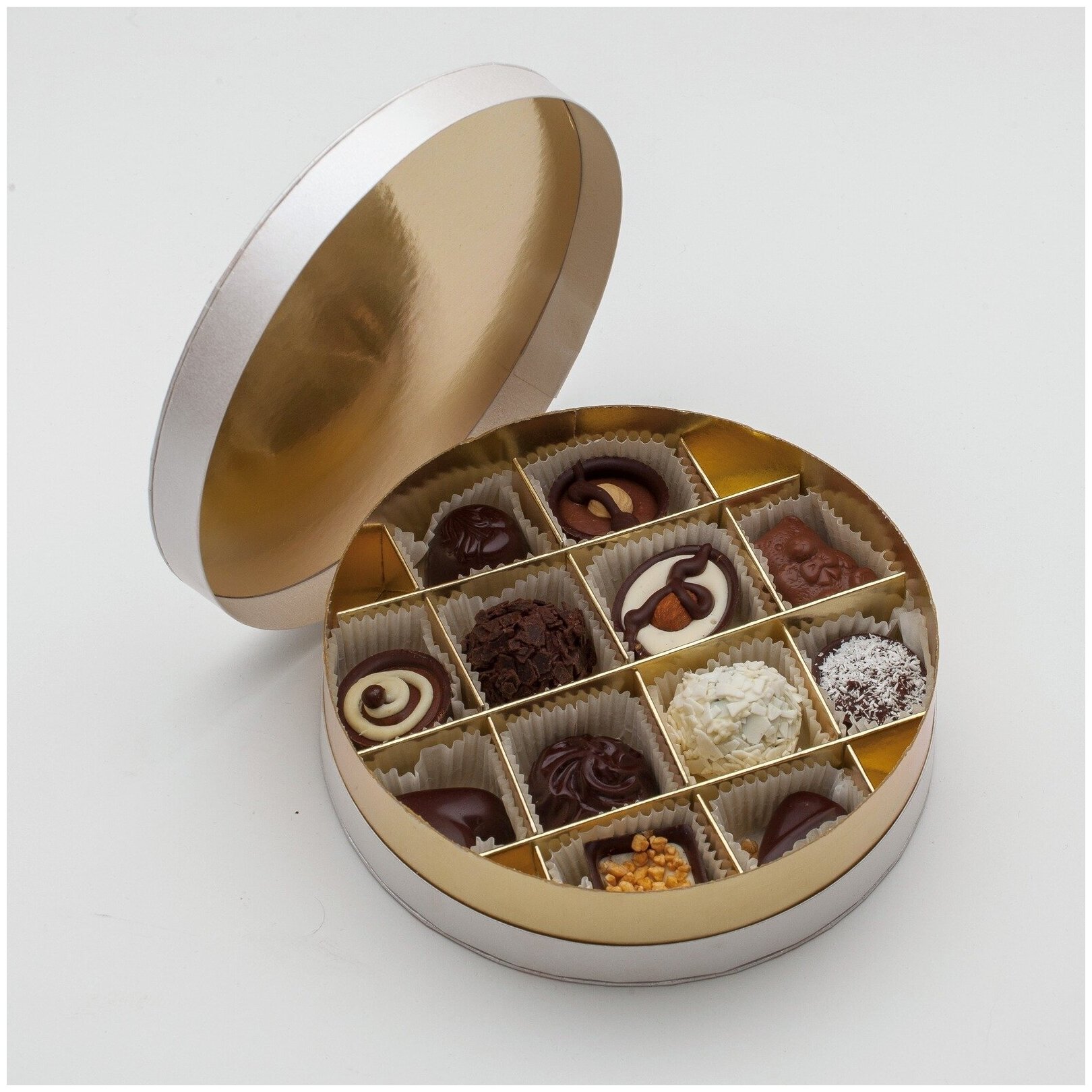 Коробка шоколадных конфет ручной работы Фраде - круглая маленькая (на 12 конфет) (новелла) - фотография № 2