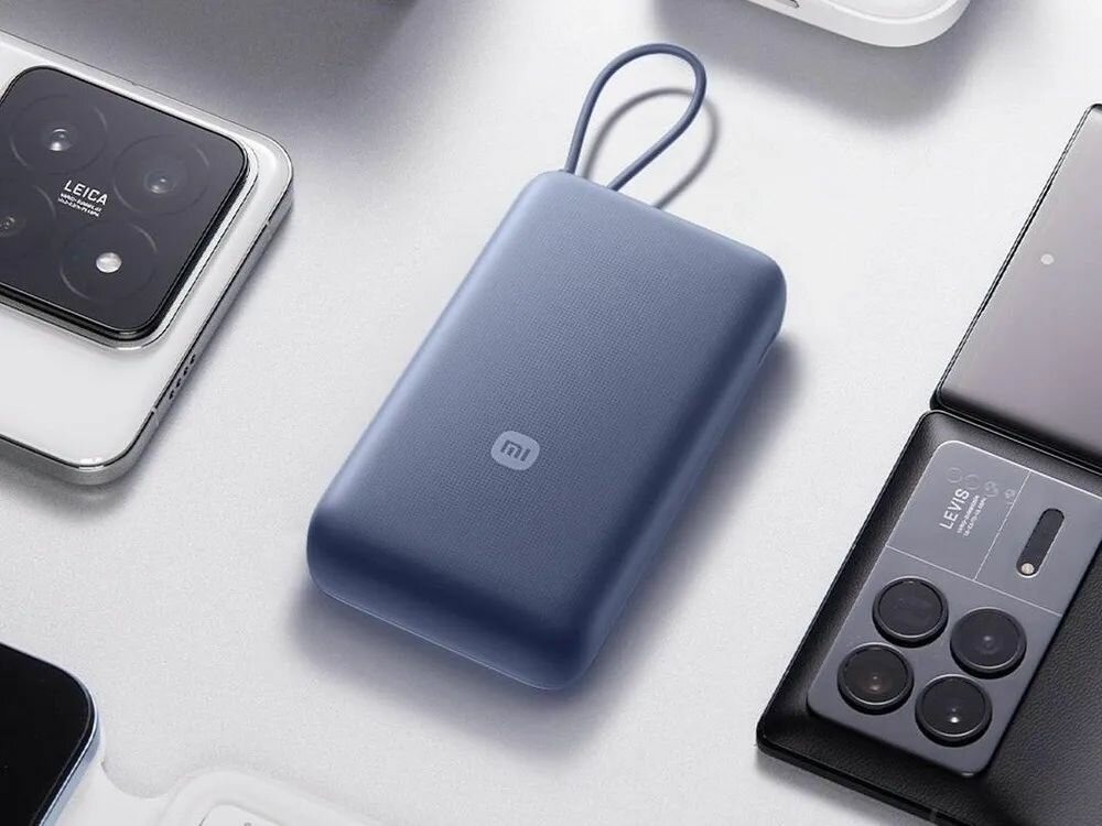 Повербанк Xiaomi 33W Power Bank в руках показывает удобный размер
