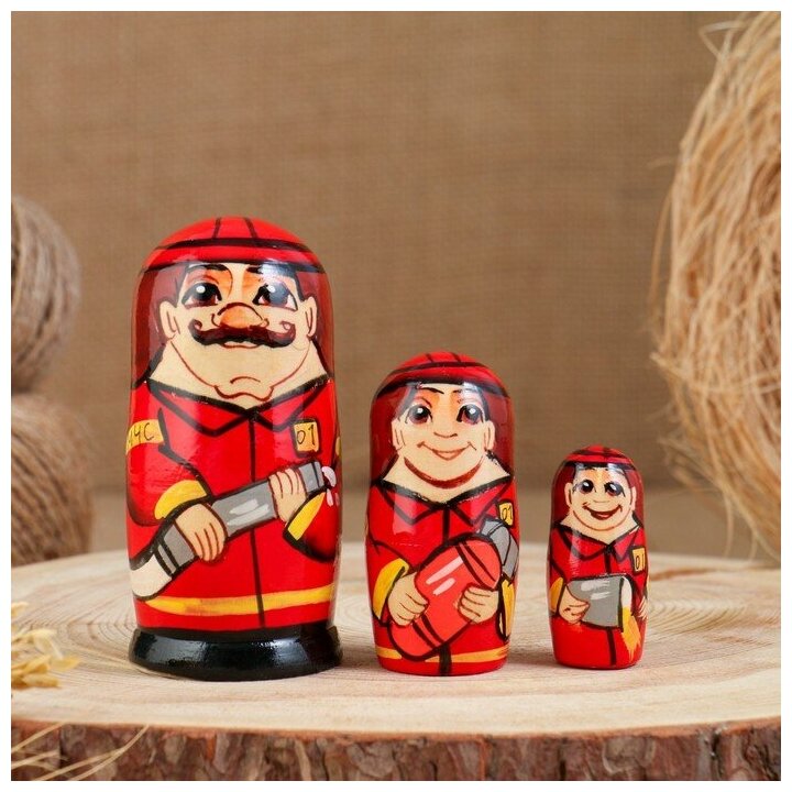 Матрёшка Пожарный, 3 кукольная. 10 см 7663853 - фотография № 1