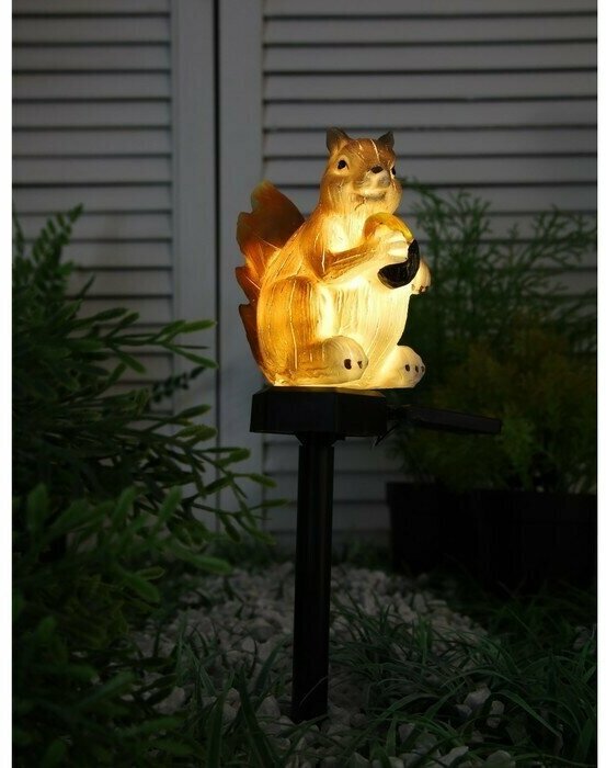 Садовый светильник на солнечной батарее "Белочка с орешком", 41 см, 1 LED, свечение теплое белое