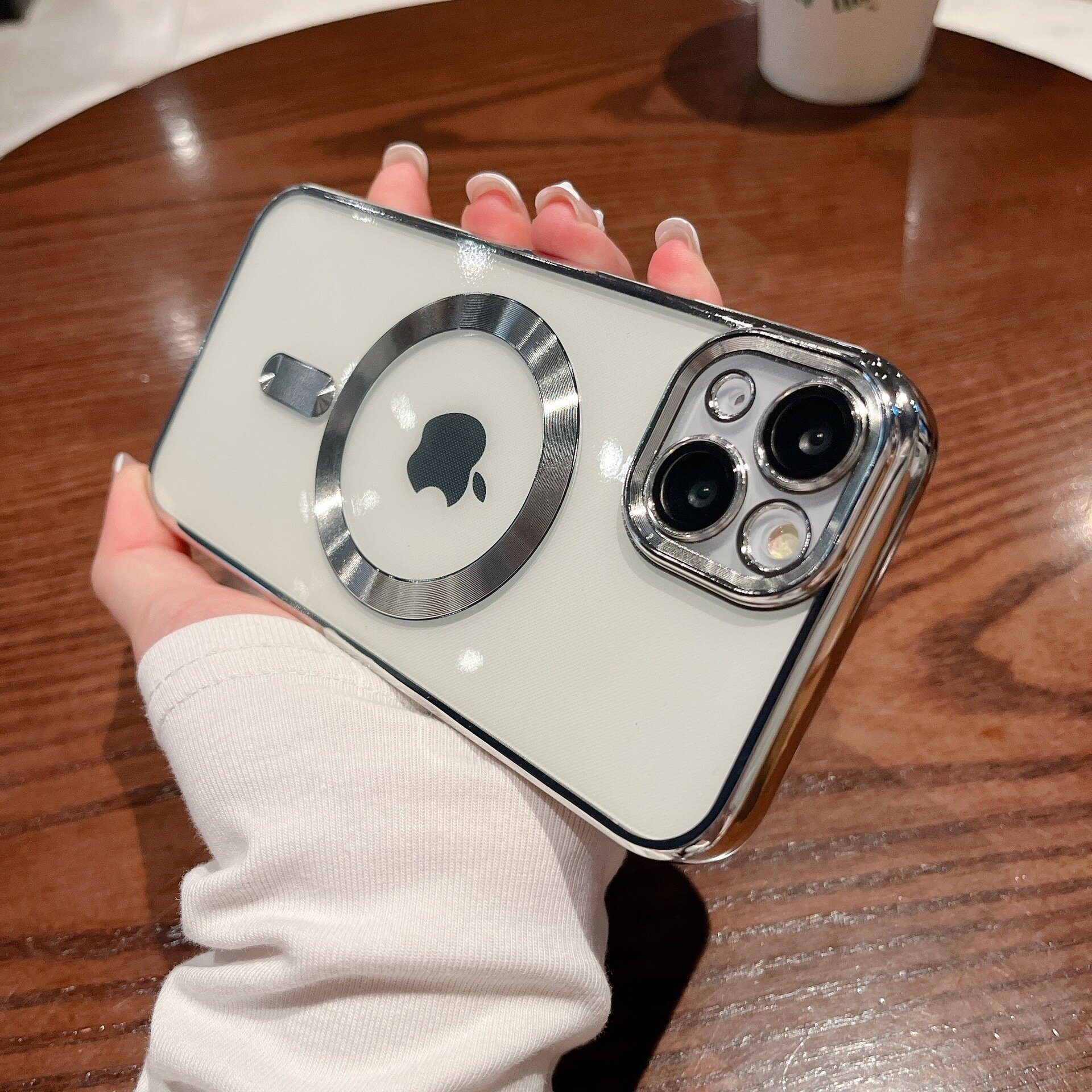 Магнитный силиконовый чехол на iPhone 14 магсейф (на айфон 14) с поддержкой Magsafe с магнитной зарядкой и защитой камеры, серебристый